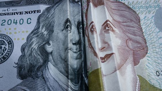 Billetes de dólar y peso. Billetes de dólar y peso.