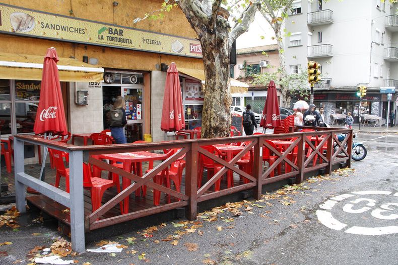 imagen de Comuna comenzó a controlar horarios de bares con decks y mesas en la calle para evitar ruidos molestos; en 2018 recibió 700 reclamos