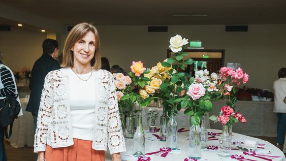 Laura García Bouvier con la rosa reina de la exposición.
