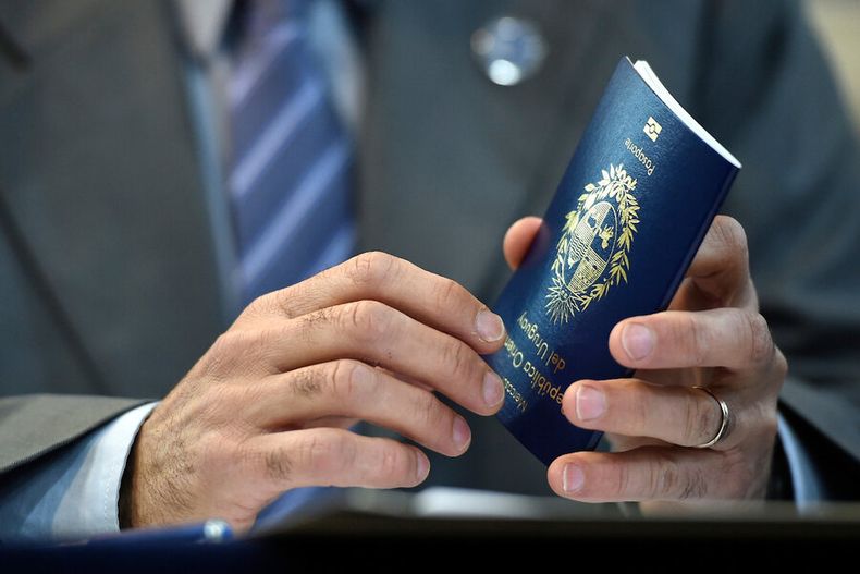 Pasaporte uruguayo. Foto: Nicolás Celaya / adhocFotos