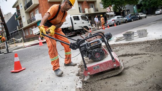 Construcción de rampas en la vía pública en el barrio Pocitos en Montevideo Construcción de rampas en la vía pública en el barrio Pocitos en Montevideo