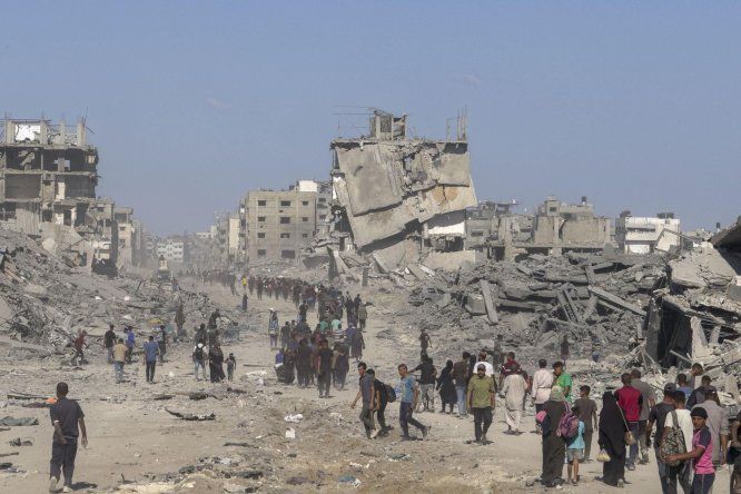 Miles de palestinos desplazados al sur de la Franja regresan este viernes a la asediada Ciudad de Gaza con la esperanza de encontrar en pie sus casas con motivo de la entrada en vigor del alto el fuego y la primera retirada de las tropas. &nbsp;