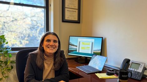La uruguaya Pilar Manzi, en su oficina en la Universidad de Chicago