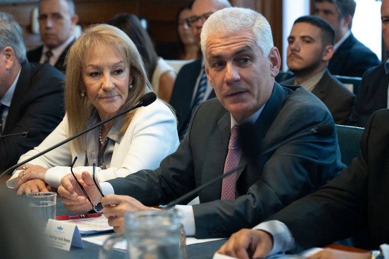 Carolina Cosse y Rodrigo Goñi durante la reunión en el Parlamento con una delegación de Estados Unidos y representantes de grandes compañías tecnológicas.