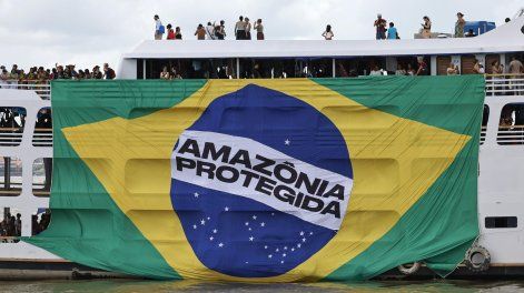Una embarcación con integrantes de diversos movimientos sociales e indígenas navega por la bahía de Guajará este miércoles, en Belém (Brasil).&nbsp;