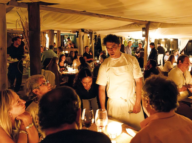 Chef Gianluca Cossu conversa con los comensales