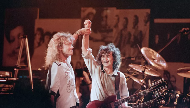 Jimmy Page (aquí junto al vocalista de Led Zeppelin Robert Plant) enfrenta una demanda de derechos de autor por el éxito de la banda Dazed and Confused