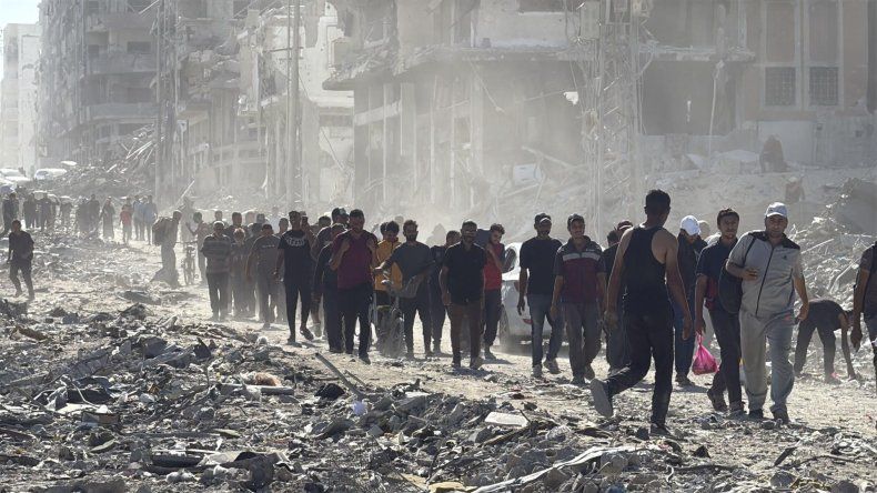 Miles de palestinos desplazados al sur de la Franja regresan este viernes a la asediada Ciudad de Gaza.