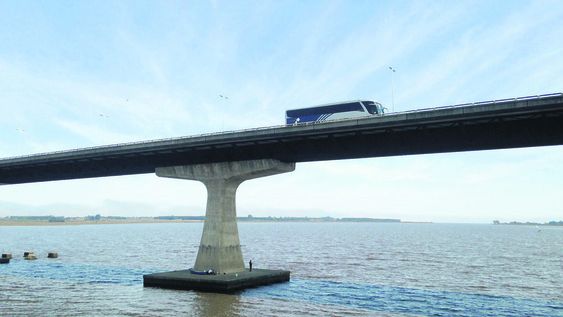 Ómnibus cruzando el puente del río Santa Lucía. Foto: Ricardo Antúnez / adhocFOTOS Ómnibus cruzando el puente del río Santa Lucía. Foto: Ricardo Antúnez / adhocFOTOS