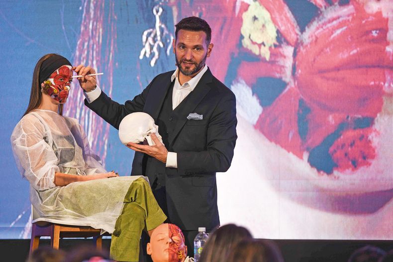 Fernando Felice durante una de sus exposiciones