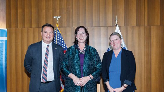 De la Embajada de Estados Unidos: consejero de asuntos políticos y económicos James Michael Saxton-Ruiz, embajadora Heide Fulton y consejera de asuntos públicos Kerri Spindler-Ranta De la Embajada de Estados Unidos: consejero de asuntos políticos y económicos James Michael Saxton-Ruiz, embajadora Heide Fulton y consejera de asuntos públicos Kerri Spindler-Ranta