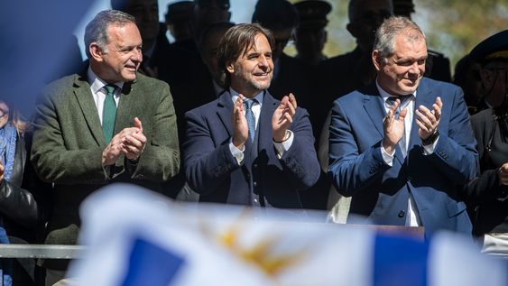Álvaro Delgado junto a Luis Lacalle Pou durante un desfile militar Álvaro Delgado junto a Luis Lacalle Pou durante un desfile militar
