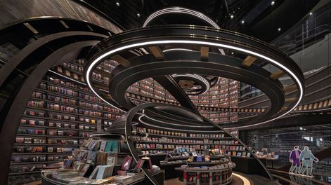 Búsqueda | Un sector de la librería emula las órbitas de los cuerpos celestes en el universo.