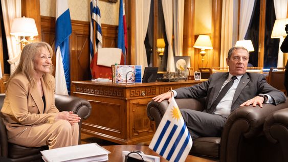 La vicepresidenta de la República, Carolina Cosse, recibió del ministro de Economía y su equipo la Rendición de Cuentas 2025.