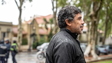 Senador Óscar Andrade antes de una reunión de las bancadas parlamentarias del Frente Amplio con Yamandú Orsi en marzo