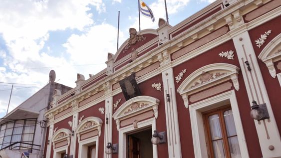 Fachada de la Intendencia de Artigas. Fachada de la Intendencia de Artigas.