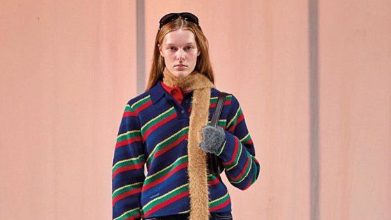 Holzweiler presentó diseños urbanos con toques originales, desde chaquetas bomber de cuero hasta polos a rayas. Holzweiler presentó diseños urbanos con toques originales, desde chaquetas bomber de cuero hasta polos a rayas.