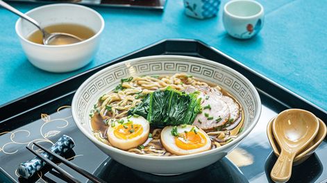 Búsqueda | Shoyu ramen con caldo de huesos de pollo, bondiola de cerdo marinada en soja y sake, espinaca, cebolla de verdeo y ajitsuke tamago. Plato realizado por el chef de la Embajada de Japón en Uruguay, Tomoyuki Nakamura. Foto: Adrián Echeverriaga