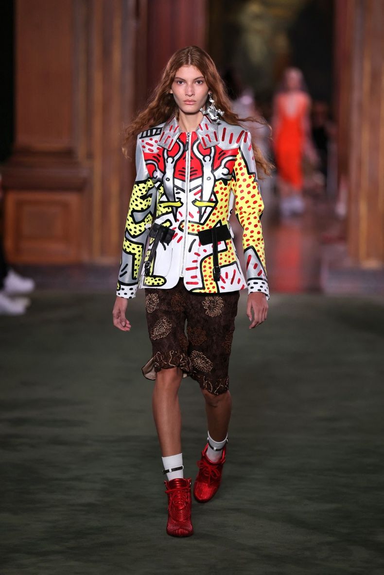 Las piezas dise&ntilde;adas por Nicolas Ghesqui&egrave;re incluyeron gui&ntilde;os inspirados en Keith Haring, artista y activista s&iacute;mbolo de Nueva York, fallecido en 1990.