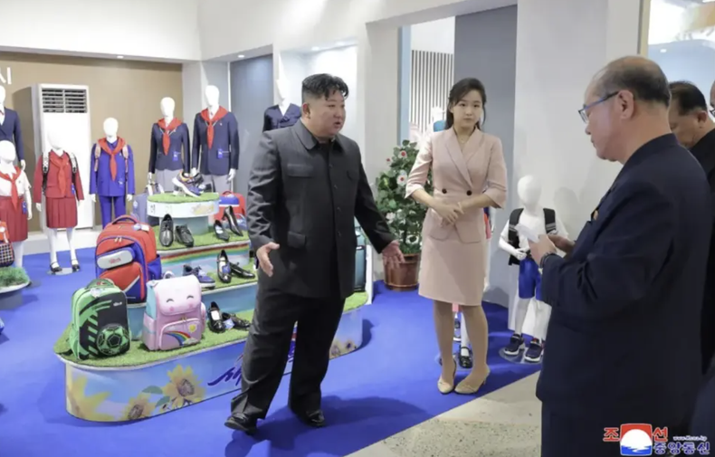 En esta fotograf&iacute;a difundida el lunes por el gobierno de Corea del Norte, el l&iacute;der norcoreano Kim Jong-un, acompa&ntilde;ado por su hija Ju-ae, recorre una exposici&oacute;n de ropa y calzado.