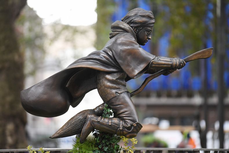 Monumento a Harry Potter en Leicester Square en Londres. Con una serie en el horizonte y todo un año de celebración, parece que el hechizo de Harry Potter está lejos de romperse.