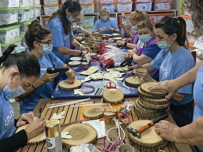 Historias de voluntarios que en Nochebuena y Navidad dejan todo para acompañar a los que están solos