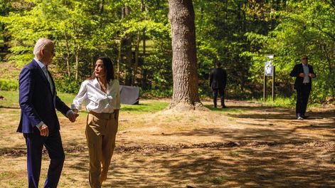 La representante demócrata por Nueva York Alexandria Ocasio-Cortez acompañó al presidente de Estados Unidos en la celebración del Día de la Tierra.   AFP 
