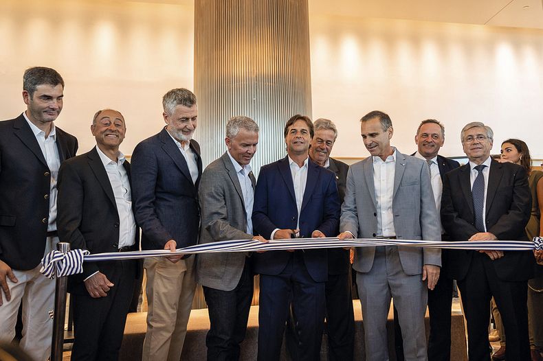 Juan José Cugliandolo, Moisés Yellati, Luis Wolfsohn y Rolando Rozenblum, el presidente de la República Luis Lacalle Pou, Enrique Antía, Jorge Garber, Álvaro Delgado y el ministro de Turismo Tabaré Viera