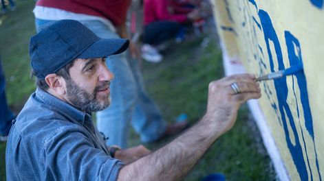 El presidente del Frente Amplio, Fernando Pereira durante la pintura de un mural. Foto: Pablo Vignali, adhocFOTOS