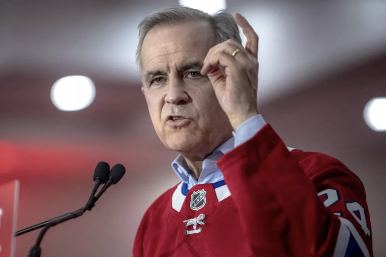 El primer ministro canadiense y líder liberal, Mark Carney, con una camiseta personalizada del equipo de hockey Montreal Canadiens, habla durante un mitin de campaña en Laval, Quebec, Canadá, el 22 de abril de 2025
