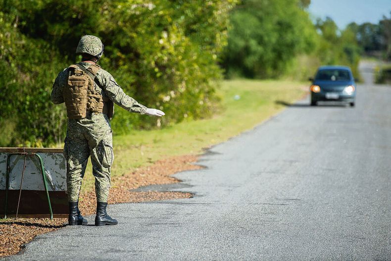 Los militares deberán enfocarse en detener autos de alquiler, taxis, remises, fletes, microbuses, camionetas y buses. Foto: Santiago Mazzarovich / adhocFOTOS