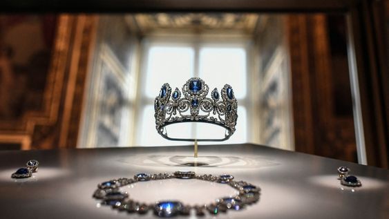 Diadema, collar y pendientes de zafiros que pertenecieron a la reina María Amelia y a la reina Hortensia; algunas de las piezas robadas del Louvre. Diadema, collar y pendientes de zafiros que pertenecieron a la reina María Amelia y a la reina Hortensia; algunas de las piezas robadas del Louvre.