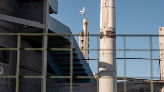 Para el Estadio Centenario se prevé una renovación cuyo costo asciende a US$ 180 millones. Para el Estadio Centenario se prevé una renovación cuyo costo asciende a US$ 180 millones.