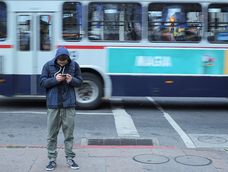 Adolescente mira su celular en el Centro de Montevideo. Adolescente mira su celular en el Centro de Montevideo.