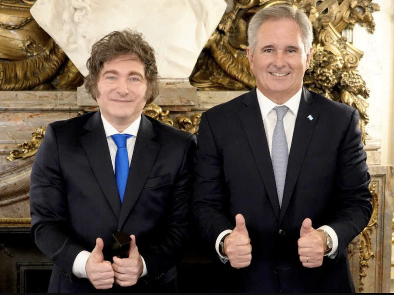 Pablo Quirno junto a Javier Milei el día de su asunción como canciller.