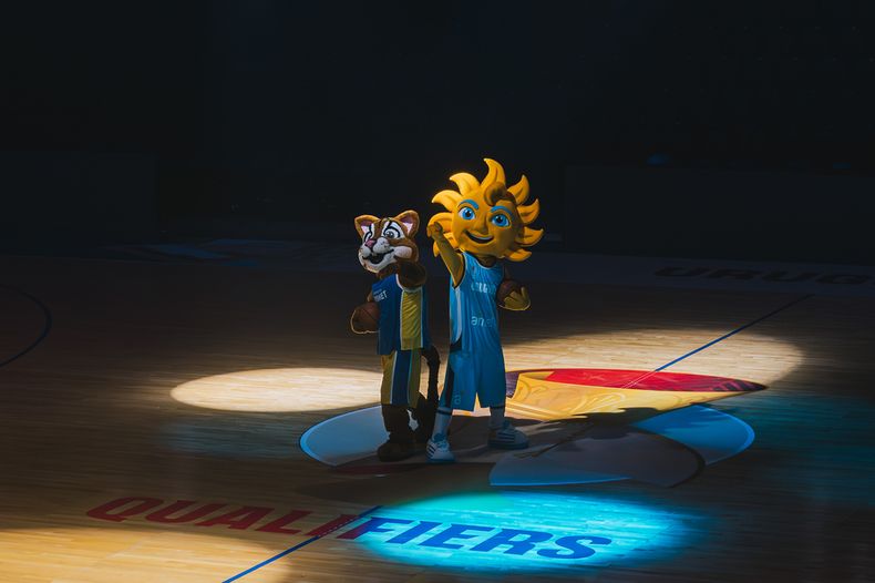 Las mascotas Arenito y Uri.