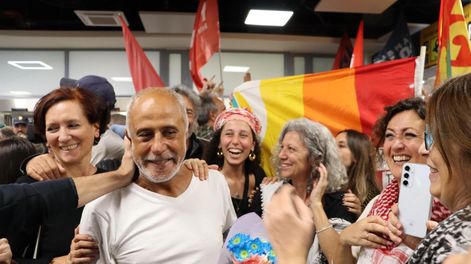 Activistas de la Flotilla Global Sumud son recibidos tras su llegada al aeropuerto de Fiumicino en un vuelo de Turkish Airlines a Roma, Italia, el 4 de octubre de 2025.