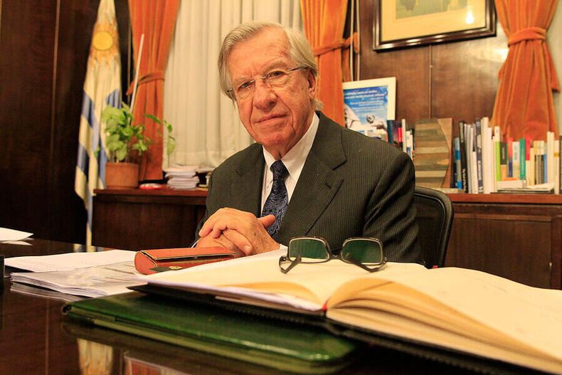 Danilo Astori en su despacho del Ministerio de Economía. Fotos: Búsqueda