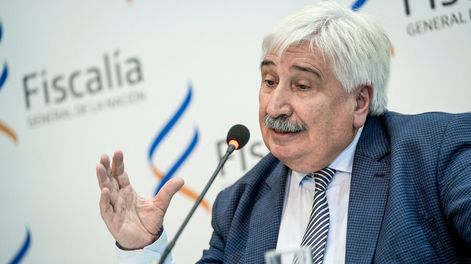 Juan Gómez en conferencia de prensa en la sede de Fiscalía General de la Nación. Foto: Javier Calvelo, adhocFOTOS
