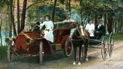 Postal de alrededor de 1910 que muestra un automóvil junto a un carruaje tirado por caballos. Pueden surgir problemas cuando la anticipación se adelanta demasiado a la realidad.