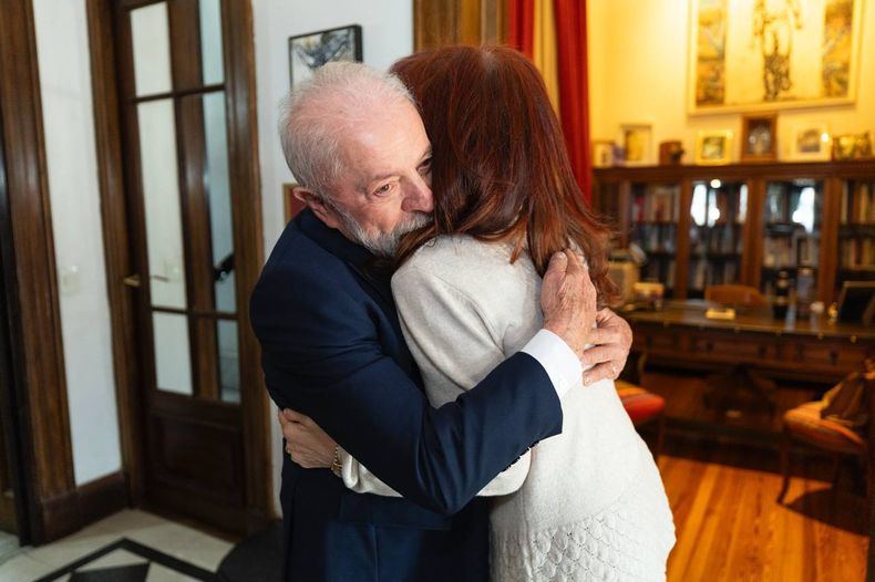El presidente brasileño Lula da Silva y la expresidenta argentina Cristina Fernández de Kirchner se reunieron en la casa de la exmandataria en Buenos Aires