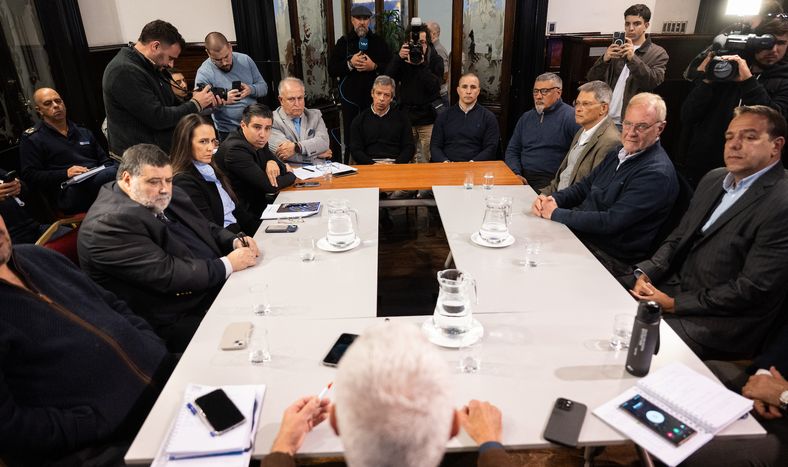 Carlos Negro, de espaldas, durante la reunión en el Ministerio del Interior con algunos de los principales dirigentes del fútbol uruguayo
