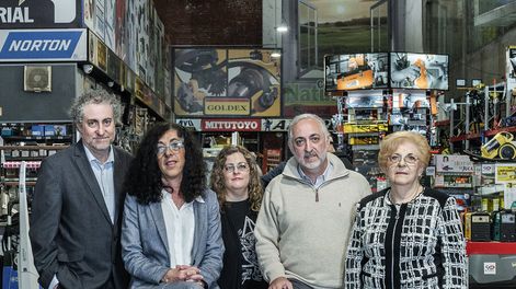 Familia Abzaradel: Gustavo, Catherine, Gabriela, Yaky y Amara Galemire de Abzaradel posan para Trayectorias. Foto: Adrián Echeverriaga
