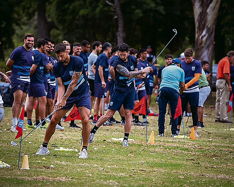 Futbolistas jugando al golf.