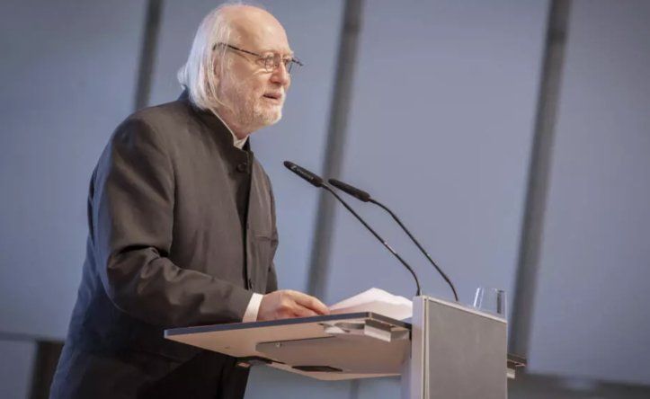 El escritor húngaro Laszlo Krasznahorkai pronuncia un discurso durante la ceremonia de entrega del “Premio Nacional Austriaco de Literatura Europea” el 26 de julio de 2021 en Salzburgo, Austria.
