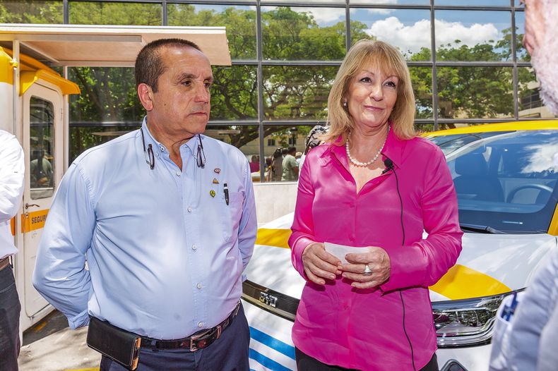 El presidente de la Gremial Única del Taxi Óscar Dourado con la intendenta de Montevideo Carolina Cosse