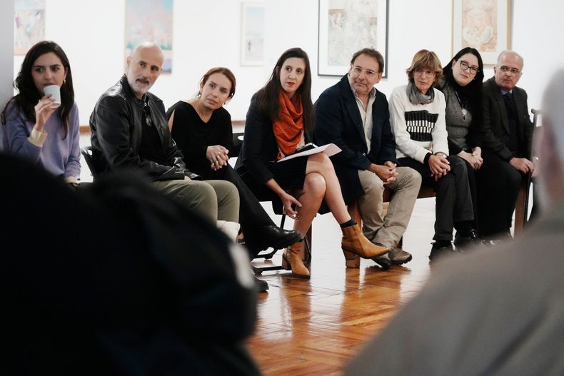 Autoridades del MNAV y la Dirección Nacional de Cultura durante un encuentro con la prensa para presentar la propuesta del museo para 2026.