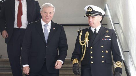 El presidente electo de Chile, José Antonio Kast, asiste a una reunión en el palacio de La Moneda, en Santiago (Chile).