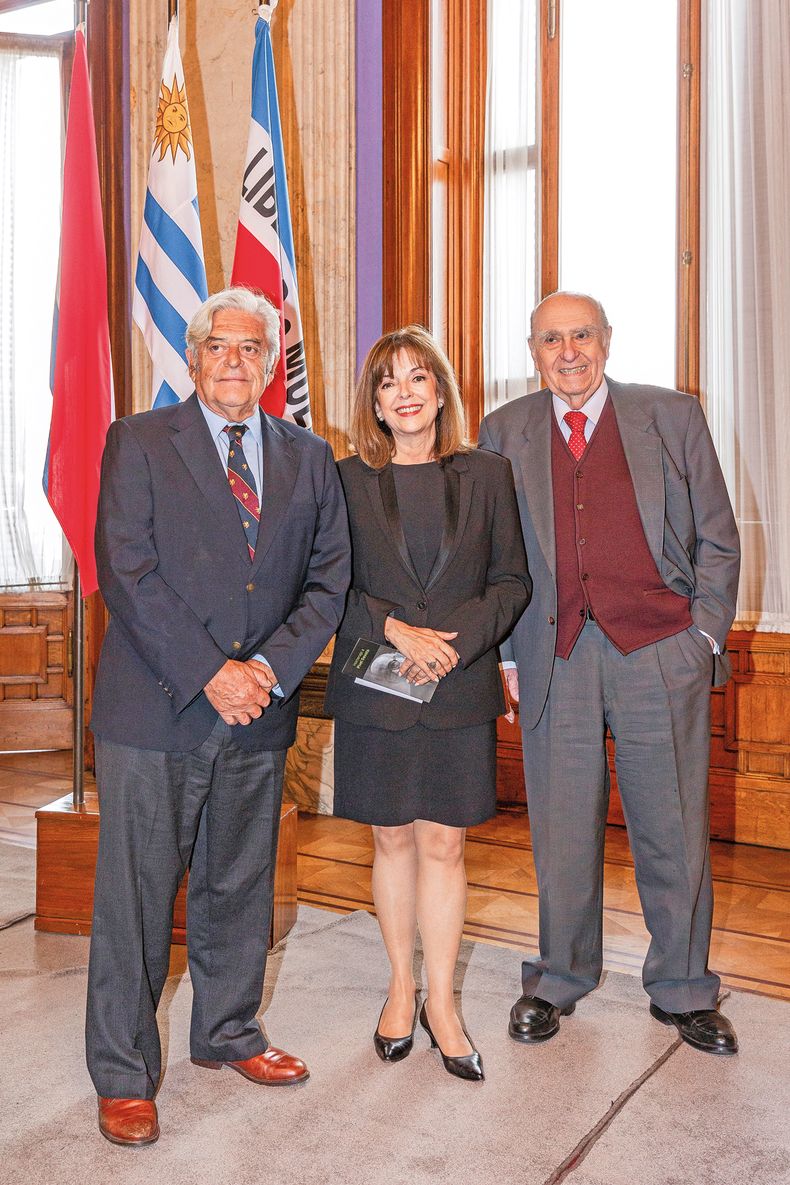 Los expresidentes Luis Alberto Lacalle y Julio María Sanguinetti rodean a la subsecretaria de Educación y Cultura Ana Ribeiro