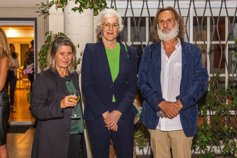 La directora de la Alliance Française de Montevideo Sophie Laporte, la directora del Goethe-Institut Uruguay Christiane Schulte y Gabriel Galli